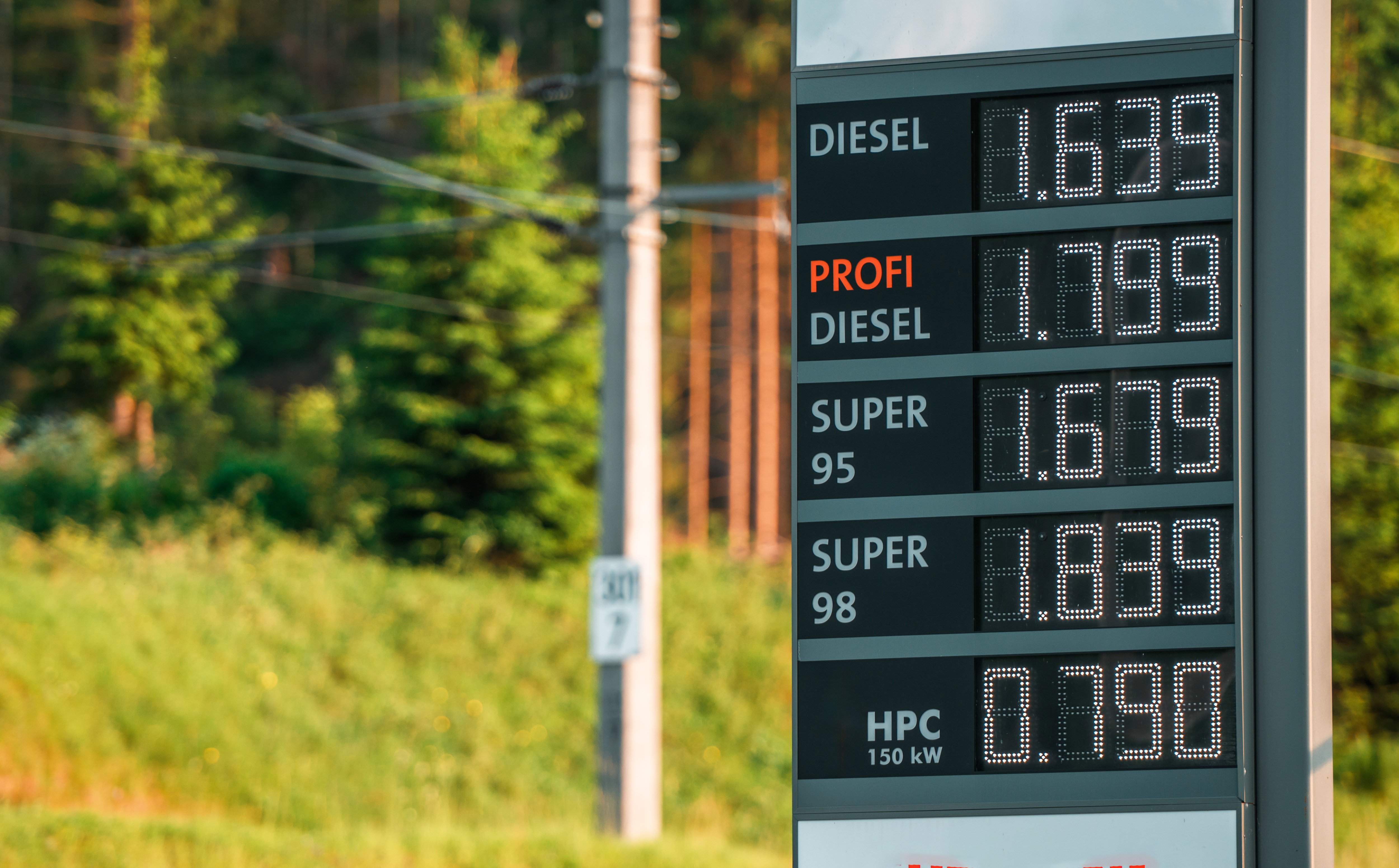 vecteezy_fuel-prices-displayed-on-a-signpost-in-a-rural-area-during_48913665 (1)