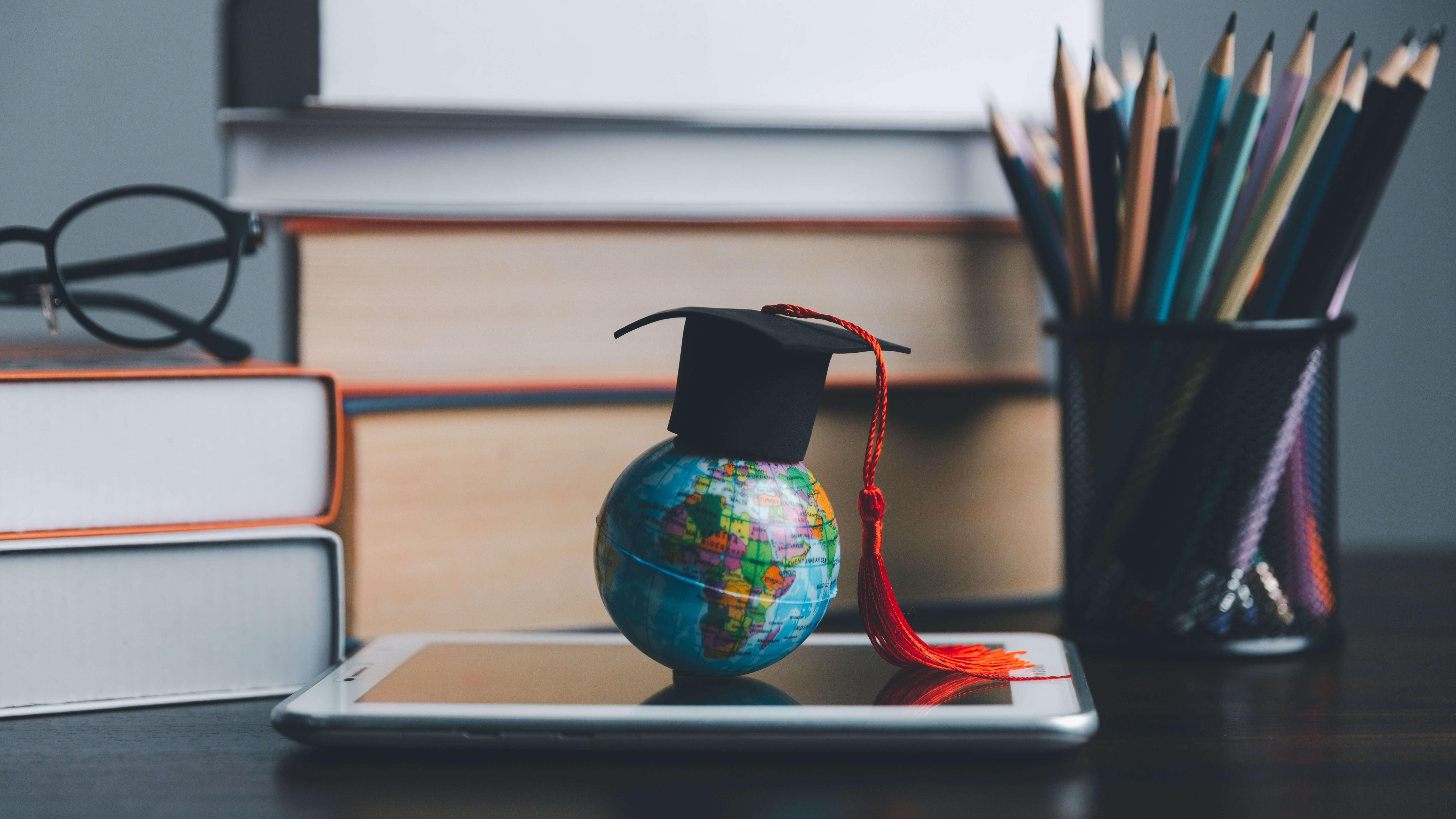 vecteezy_graduation-cap-with-earth-globe-concept-of-global-business_24269342